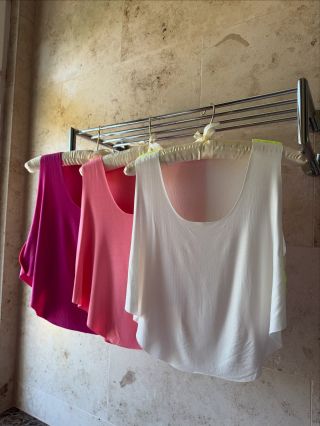 🎨 Tri farby, tri nálady. 🌺 Fuchsiová – odvážna, ženská, plná života. Farba, ktorá kričí „som tu“ a pritom v sebe ukrýva...